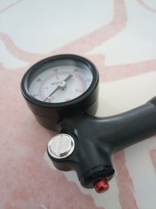 Pompe haute pression pour fourche/amortisseur - 600 psi